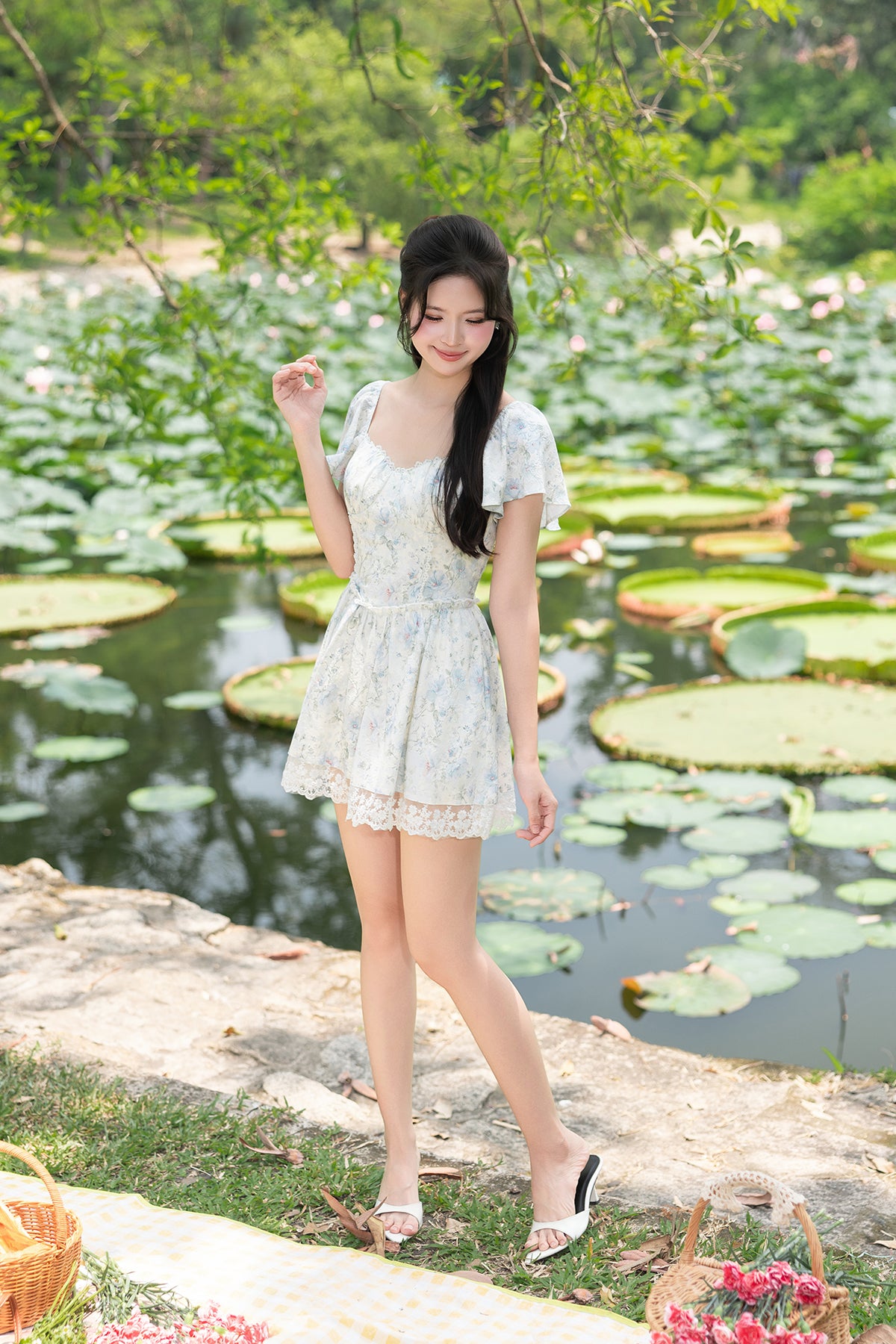 TRISELLE FLUTTERS FLORAL DRESS IN BLUE