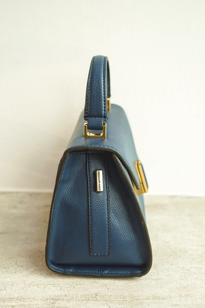 NM EVERYDAY STRUCTURED HANDLE TRAPEZE BAG IN NAVY BLUE - NEONMELLO